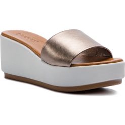 Klapki INUOVO - 123002 Pewter. Żółte klapki damskie Inuovo, bez wzorów, ze skóry, bez obcasa, na obcasie. Za 209,00 zł.
