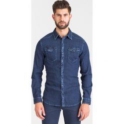 GRANATOWA JEANSOWA KOSZULA GUESS. Niebieskie koszule męskie Guess, xl, z aplikacjami, z jeansu, z włoskim kołnierzykiem, bez rękawów. Za 184,50 zł.