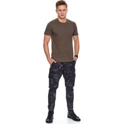 T-shirt z gładkiej dzianiny. Brązowe t-shirty męskie Top Secret, na jesień, m, z aplikacjami, z bawełny, klasyczne, z klasycznym kołnierzykiem, krótkie. Za 19,99 zł.