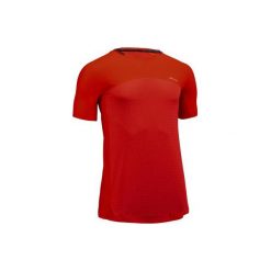 Koszulka fitness kardio krótki rękaw FTS 920 męska. Czerwone koszulki męskie DOMYOS, m, bez wzorów, z elastanu, bez kołnierzyka, z krótkim rękawem, krótkie, na fitness i siłownię. Za 79,99 zł.