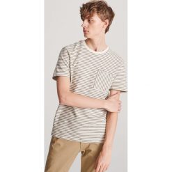 T-shirt w paski - Kremowy. Białe t-shirty męskie Reserved, s, w paski, bez kołnierzyka. W wyprzedaży za 19,99 zł.