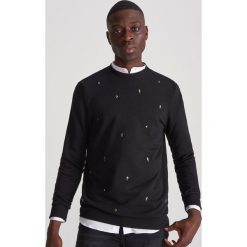 Bluza z dekoracyjnymi nitami - Czarny. Czarne bluzy męskie Reserved, s, bez wzorów, bez kołnierzyka, bez rękawów, bez kaptura. Za 119,99 zł.