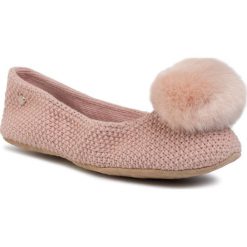 Kapcie UGG - W Andi 1105318 Qrt. Różowe klapki damskie Ugg, bez wzorów, ze skóry, bez obcasa. W wyprzedaży za 299,00 zł.