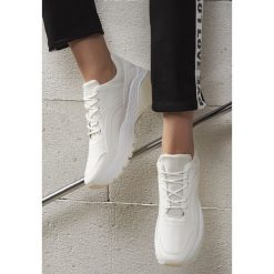 Białe Buty Sportowe Stereo Love. Białe buty sportowe damskie Born2be, z materiału. Za 89,99 zł.