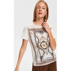 T-shirt z nadrukiem w łańcuchy - Wielobarwn. Szare t-shirty damskie marki Reserved, s, z nadrukiem, bez kołnierzyka. Za 49,99 zł.
