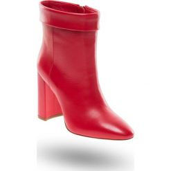 CZERWONE BOTKI TWINSET. Czerwone botki damskie Twinset, ze skóry, z okrągłym noskiem, bez obcasa, na zamek. Za 724,50 zł.