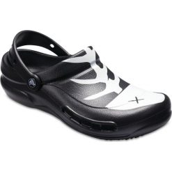 Crocs klapki Bistro Graphic Black/White/Black, 39,5. Czarne kapcie męskie Crocs. W wyprzedaży za 179,00 zł.