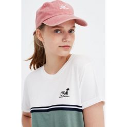 Koszulka z kontrastowymi panelami i motywami surfingowymi. Szare t-shirty damskie marki Pull&Bear, z kontrastowym kołnierzykiem. Za 49,90 zł.