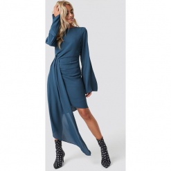NA-KD Party Sukienka z drapowanym detalem - Blue. Niebieskie sukienki asymetryczne marki NA-KD Party, na imprezę, z tkaniny, z asymetrycznym kołnierzem, midi. Za 202,95 zł.