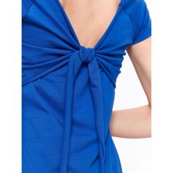 T-shirt z modnym wiązaniem na plecach. Niebieskie t-shirty damskie Top Secret, bez wzorów, z dzianiny, eleganckie, z dekoltem na plecach. W wyprzedaży za 24,99 zł.