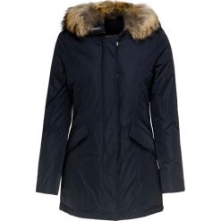 Kurtka WOOLRICH LUXURY ARCTIC Granatowy. Niebieskie kurtki damskie Woolrich, bez wzorów, z puchu. W wyprzedaży za 2408,00 zł.
