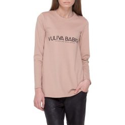 Bluzka w kolorze beżowym. Brązowe bluzki damskie marki YULIYA BABICH, xs, z nadrukiem, z materiału, z okrągłym kołnierzem, z długim rękawem. W wyprzedaży za 159,95 zł.