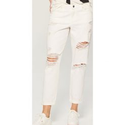 Jeansy boyfriend z przetarciami - Biały. Białe jeansy damskie Mohito. Za 119,99 zł.