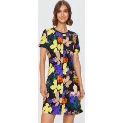 Desigual - Sukienka. Sukienki damskie Desigual, na co dzień, s, bez wzorów, z elastanu, casualowe, z okrągłym kołnierzem, z krótkim rękawem, krótkie, mini, proste. Za 299,90 zł.