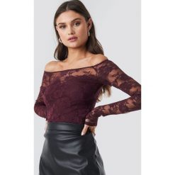 NA-KD Party Off Shoulder Fitted Lace Top - Red,Purple. Czerwone topy damskie marki NA-KD Party, bez wzorów, z koronki, bez kołnierzyka. Za 100,95 zł.