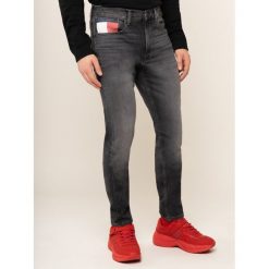 Jeansy Slim Fit Tommy Jeans Tapared DM0DM07054. Szare jeansy męskie Tommy Jeans, m, bez wzorów, z elastanu. W wyprzedaży za 329,00 zł.