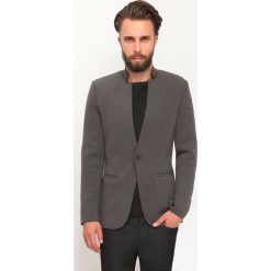 MARYNARKA MĘSKA TALIOWANA Z GUZIKIEM. Szare marynarki męskie marki Top Secret, m, z dzianiny, eleganckie. W wyprzedaży za 99,99 zł.