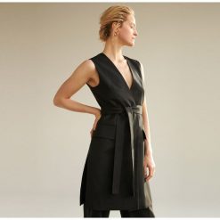 Elegancka kamizelka z wełną - Czarny. Czarne kamizelki damskie Reserved, bez wzorów, z wełny, eleganckie, bez kaptura. Za 349,99 zł.