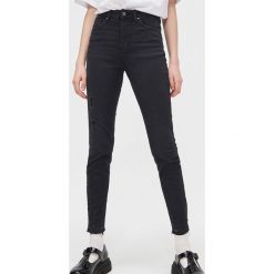 Jeansy push up z przetarciami - Czarny. Czarne jeansy damskie Cropp. W wyprzedaży za 59,99 zł.