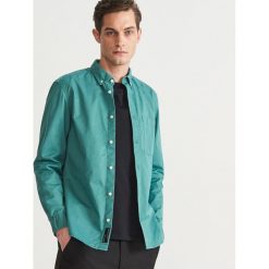 Koszula regular fit - Zielony. Zielone koszule męskie Reserved, xl, bez wzorów, bez kołnierzyka, bez rękawów. W wyprzedaży za 49,99 zł.
