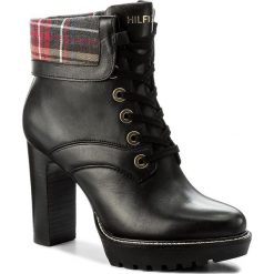 Botki TOMMY HILFIGER - Ileen 19A FW0FW01539 Black 990. Szare botki damskie na obcasie marki TOMMY HILFIGER, m, z nadrukiem, z bawełny, casualowe, z okrągłym kołnierzem. W wyprzedaży za 449,00 zł.