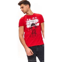 T-SHIRT Z NADRUKIEM. Czerwone t-shirty męskie marki Top Secret, na lato, xxl, z nadrukiem, z bawełny, z klasycznym kołnierzykiem. W wyprzedaży za 24,99 zł.