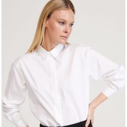 Elegancka koszula - Biały. Białe koszule damskie Reserved, bez wzorów, eleganckie, bez kołnierzyka, bez rękawów. Za 99,99 zł.