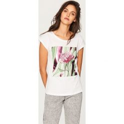 T-shirt z błyszczącym nadrukiem - Biały. Białe t-shirty damskie Reserved, l, z nadrukiem. Za 29,99 zł.