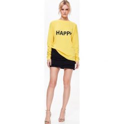 BLUZA NIEROZPINANA DAMSKA, NIEROZPINANA, GŁADKA. Żółte bluzy damskie Top Secret, na lato, z napisami, z dzianiny, bez rękawów, bez kaptura. W wyprzedaży za 89,99 zł.