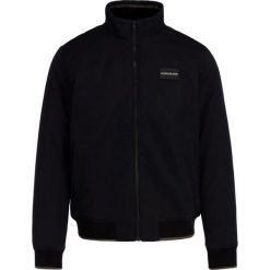 Kurtka bomber Calvin Klein Jeans J30J313110. Niebieskie kurtki męskie Calvin Klein Jeans, m, bez wzorów, z jeansu, bez kaptura. W wyprzedaży za 389,00 zł.