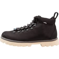 Native FITZSIMMONS TREKLITE Botki sznurowane jiffy black/dublin grey/bone white. Czarne botki damskie marki Native, z tworzywa sztucznego, bez obcasa, na sznurówki. Za 419,00 zł.