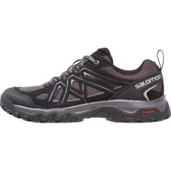Salomon EVASION 2 AERO Półbuty trekkingowe black/magnet/alloy. Szare buty sportowe męskie marki Salomon, ze skóry, bez zapięcia, outdoorowe. Za 389,00 zł.