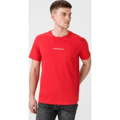 Calvin Klein Instit Chest Koszulka Czerwony. Czerwone podkoszulki męskie Calvin Klein, l, z haftami, z bawełny, z krótkim rękawem. Za 152,95 zł.