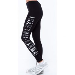 Legginsy z napisem czarne 7897. Czarne legginsy damskie Fasardi, s, z napisami. Za 31,20 zł.