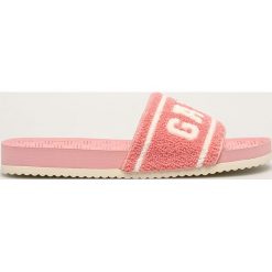 Gant - Klapki Plagepool. Różowe klapki damskie GANT, bez wzorów, z materiału, bez obcasa, na obcasie. Za 179,90 zł.