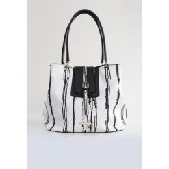 Stylowa torba black&white. Czarne torebki klasyczne damskie Monnari, w paski, ze skóry, eleganckie, duże, bez dodatków. Za 99,60 zł.
