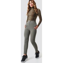 NA-KD Classic Dopasowane spodnie garniturowe - Green. Zielone spodnie z wysokim stanem marki NA-KD Classic, z podwyższonym stanem. Za 161,95 zł.