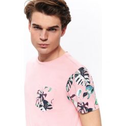 T-shirt z kieszonką i nadrukiem. Różowe t-shirty męskie na zimę, xxl, z nadrukiem, z bawełny, eleganckie, krótkie. W wyprzedaży za 19,99 zł.