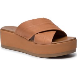 Klapki INUOVO - 122001 Coconut. Pomarańczowe klapki damskie Inuovo, bez wzorów, ze skóry, bez obcasa. Za 249,00 zł.