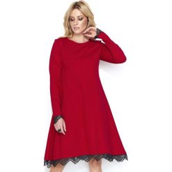 Czerwona Elegancka Sukienka do Kolan Wykończona Koronką. Czerwone sukienki damskie Molly.pl, do pracy, s, w koronkowe wzory, z koronki, eleganckie, z okrągłym kołnierzem, bez rękawów, długie, midi, w kształcie a. Za 179,90 zł.