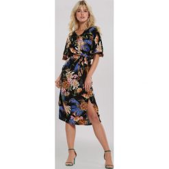 Czarna Sukienka Efflorescence. Czarne sukienki damskie other, s, bez wzorów, bez kołnierzyka, bez rękawów, midi. Za 69,99 zł.