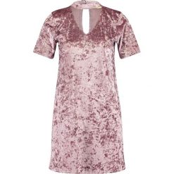 Hollister Co. VELVET T SHIRT DRESS Sukienka z dżerseju purple sd/texture. Różowe t-shirty damskie marki Hollister Co., s, z elastanu. Za 209,00 zł.