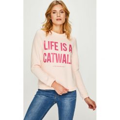 Answear - Bluza Watch Me. Różowe bluzy damskie z nadrukiem marki ANSWEAR, s, z bawełny, bez kaptura. W wyprzedaży za 69,90 zł.