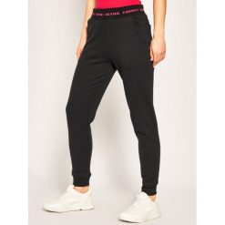 Spodnie dresowe Tommy Jeans Tjw Branded Waistband DW0DW07803. Szare spodnie damskie Tommy Jeans, l, z jeansu. W wyprzedaży za 279,00 zł.