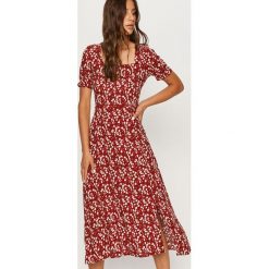 Answear - Sukienka Answear Lab. Czerwone sukienki damskie ANSWEAR, na co dzień, s, w kwiaty, z wiskozy, casualowe, z dekoltem karo, z krótkim rękawem, krótkie, midi, rozkloszowane. Za 139,90 zł.