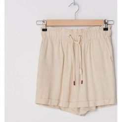 Szorty paperbag z lnem - Jasny szary. Szare szorty damskie House, s, bez wzorów. W wyprzedaży za 49,99 zł.