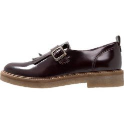 Kickers OXILO Półbuty wsuwane bordeaux. Brązowe półbuty damskie skórzane marki Kickers. Za 609,00 zł.