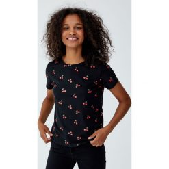 Koszulka w czereśnie. Czarne bluzki damskie marki Pull&Bear. Za 29,90 zł.
