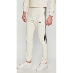 Adidas Originals - Spodnie. Białe spodnie męskie adidas Originals, na co dzień, s, bez wzorów, z bawełny, casualowe. W wyprzedaży za 199,90 zł.