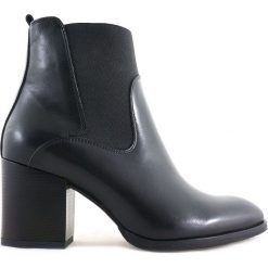 BOTKI DAMSKIE NES 695/0 CZA. Botki damskie Nessi, ze skóry, bez obcasa, bez zapięcia. Za 189,00 zł.